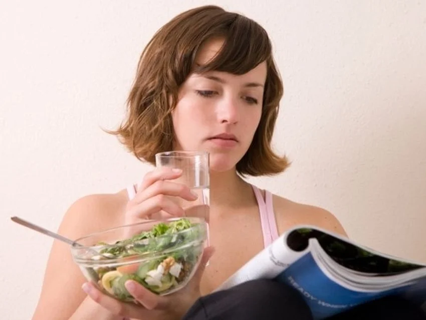 Thói quen uống nước trong khi ăn